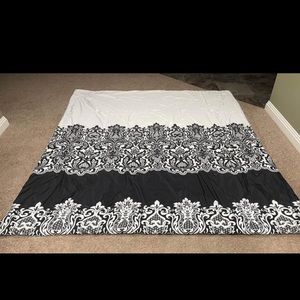 Full Size Reversible Comforter set w/2 reversible shams & toss pillows